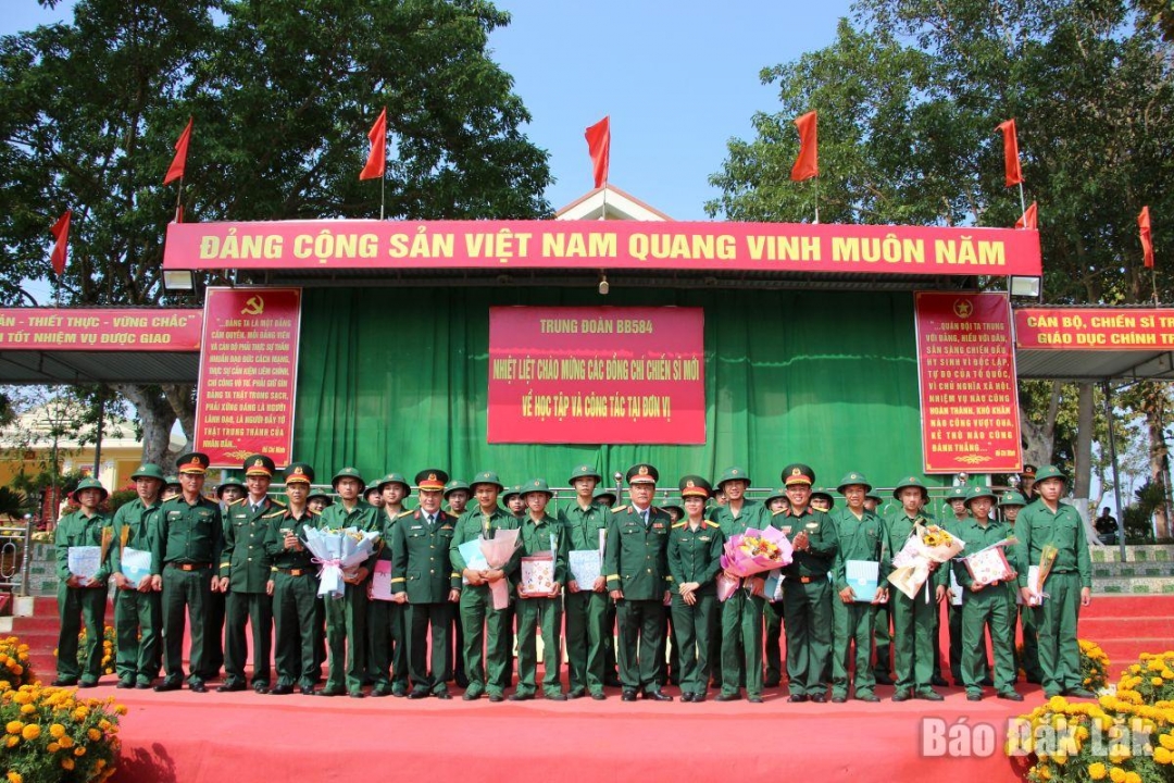 Đoàn công tác chụp hình lưu niệm cùng cán bộ, chiến sĩ Trung đoàn.