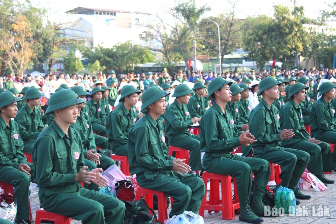 Các tân binh trước giờ lên đường nhập ngũ.