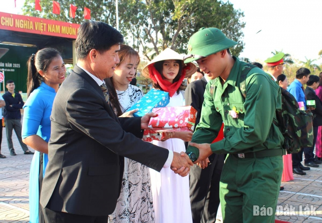 Phó Chủ tịch UBND tỉnh Nguyễn Thiên Văn tặng quà các tân binh lên đường nhập ngũ