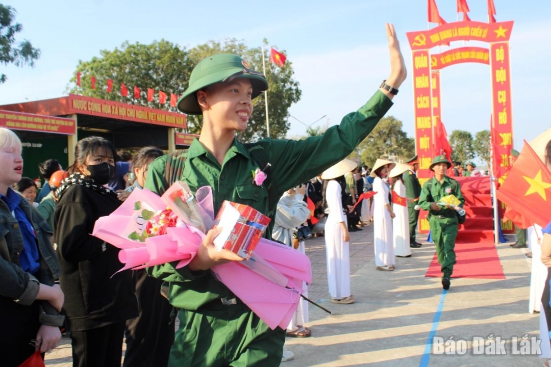 Các tân binh bước qua Cầu vinh quang, hăng hái lên đường nhập ngũ.