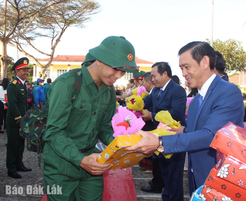 Lãnh đạo huyện hoa và quà cho các tân binh.