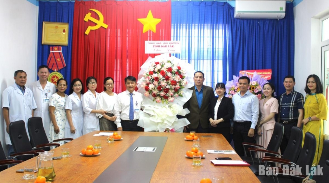Đoàn công tác thăm, chúc mừng thăm, chúc mừng Bệnh viện Y học cổ truyền tỉnh.
