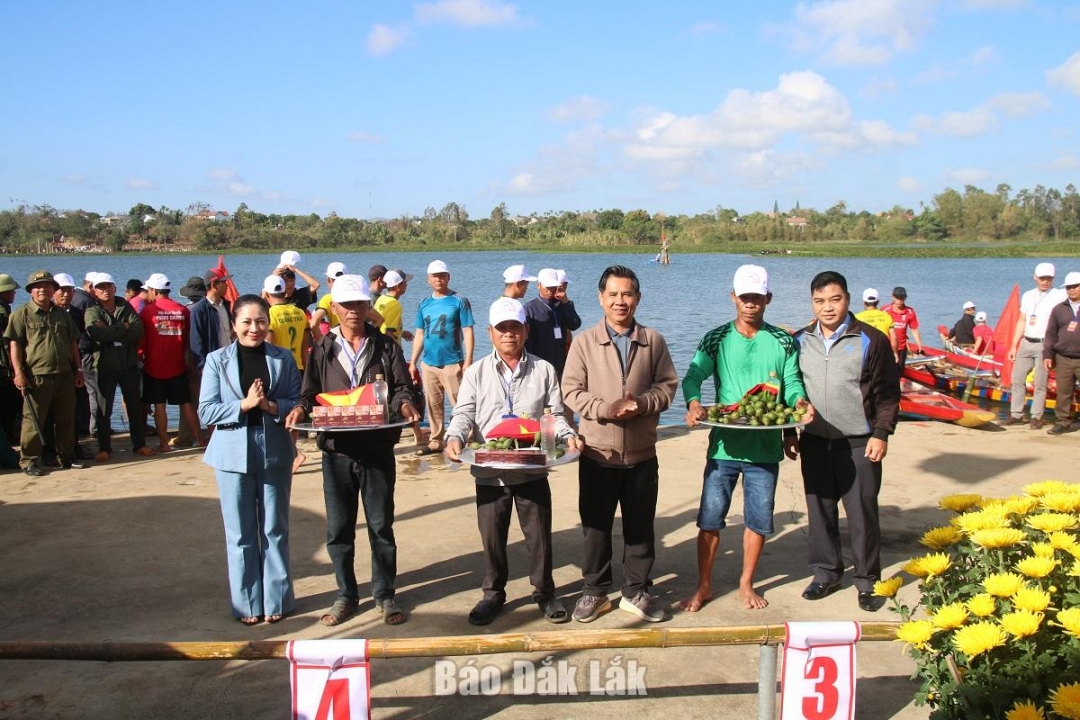 Lãnh đạo huyện Cư Kuin trao giải cho các đội đoạt giải cao ở nội dung đua giải cúng.