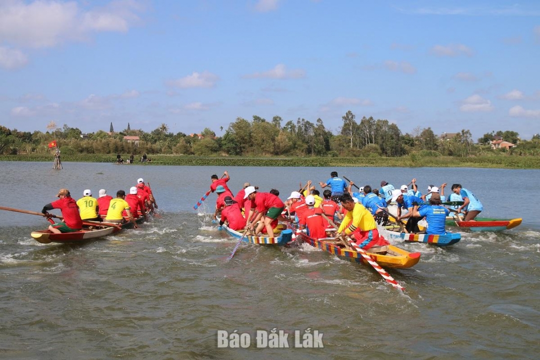 Những màn tranh tài quyết liệt của các đội đua tại ngày hội.