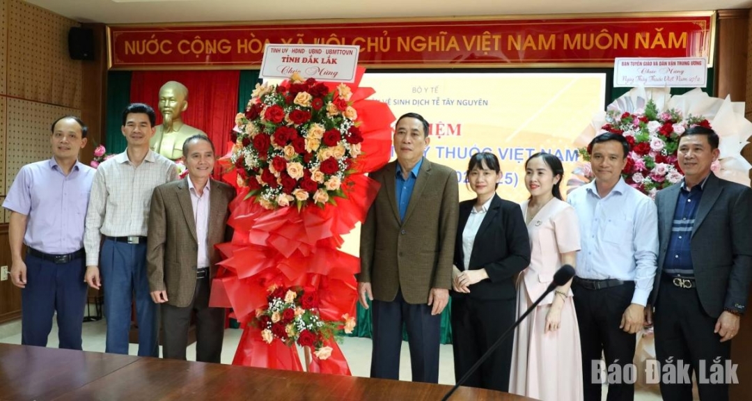 Đoàn công tác của tỉnh tặng hoa và quà chúc mừng Viện Vệ sinh Dịch tễ Tây Nguyên. 