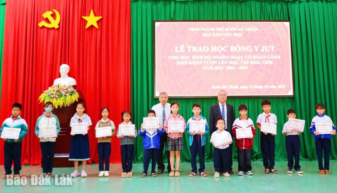 Đại diện Hội Khuyến học trao học bổng Y jut cho học sinh vượt khó.