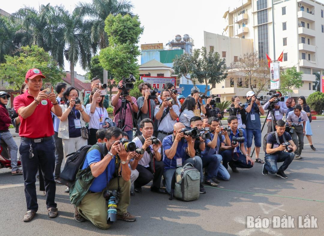 Phóng viên tác nghiệp tại Lễ hội Cà phê Buôn Ma Thuột lần thứ 8 năm 2023. Ảnh: Hoàng Gia