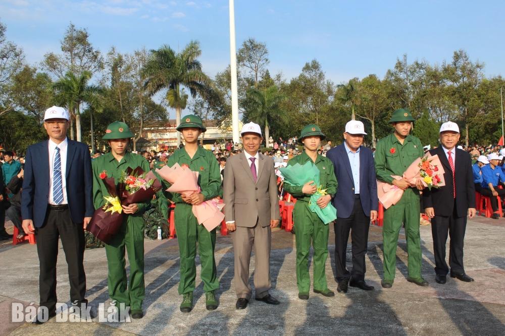 Các đồng chí lãnh đạo tỉnh và huyện tặng hoa chúc mừng các tân binh.