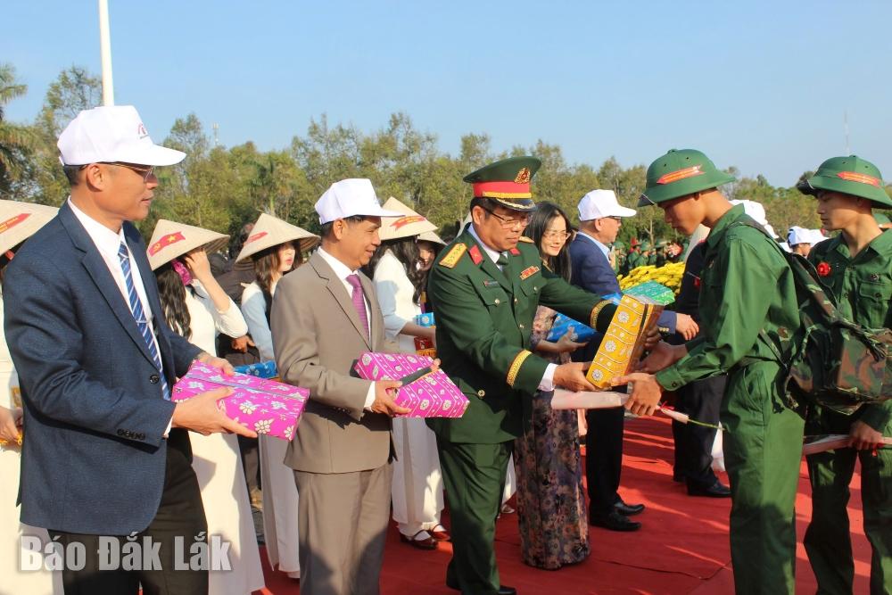 ... và tặng quà động viên các tân binh nhập ngũ.