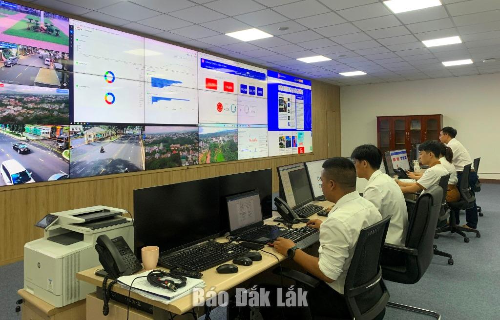 Điều hành các dịch vụ tại Trung tâm điều hành đô thị thông minh Đắk Lắk. Ảnh minh họa: Đỗ Lan