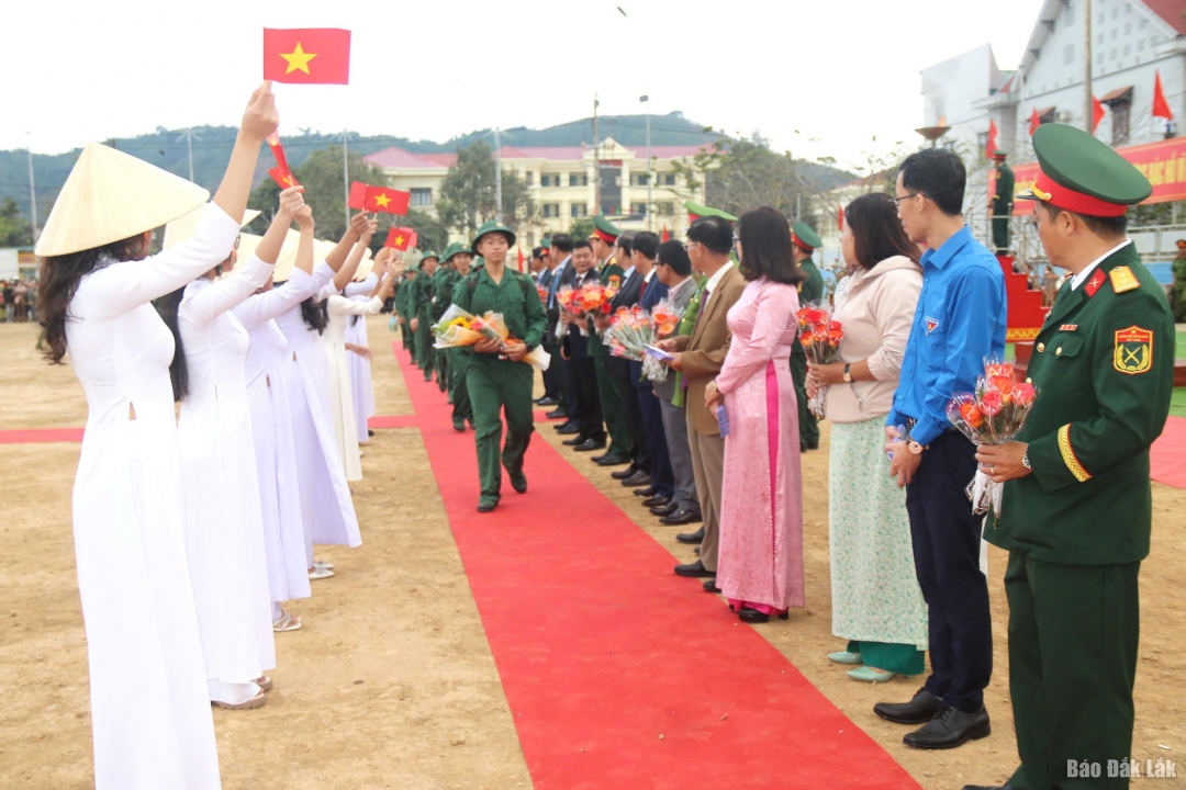 Các tân binh chuẩn bị bước lên cầu vinh quang lên đường nhập ngũ.