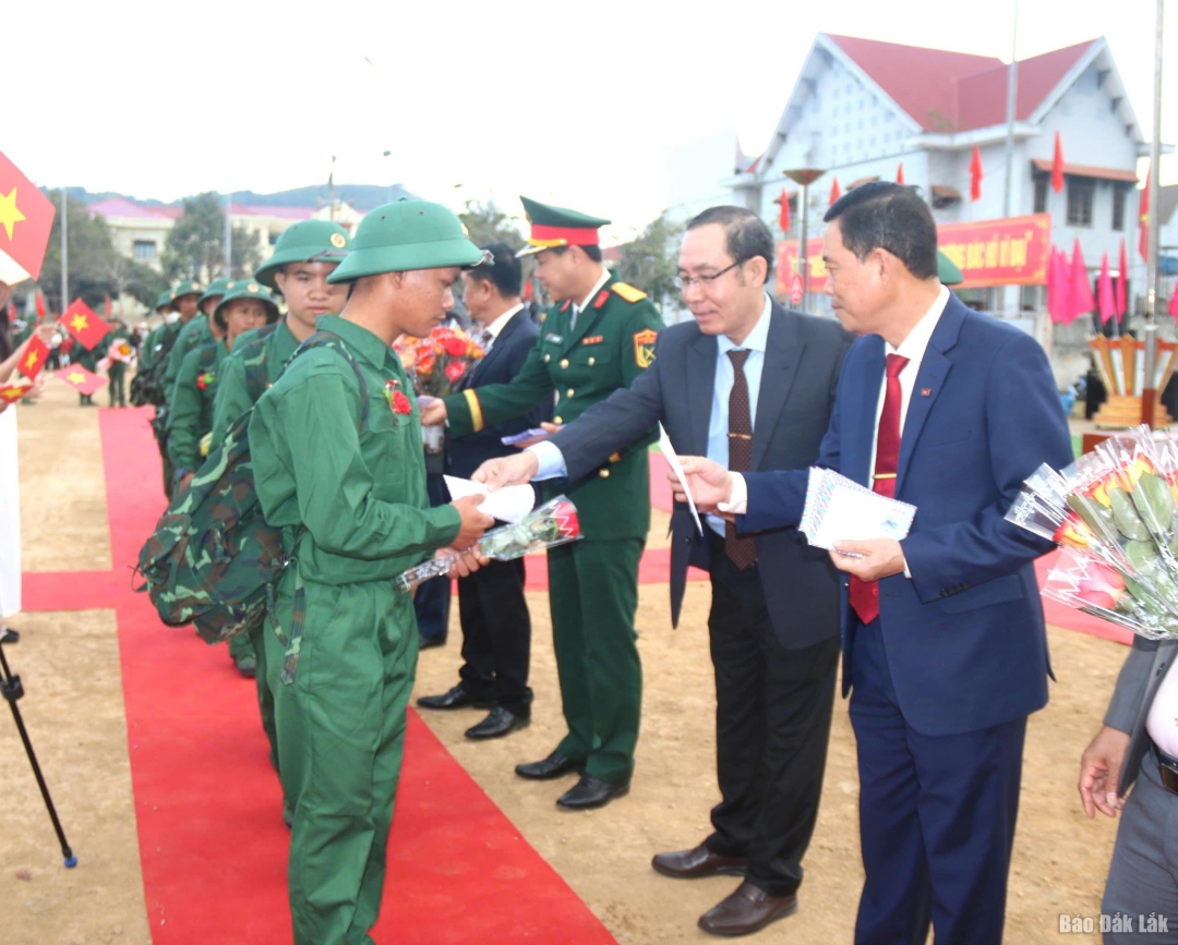 Lãnh đạo huyện và các ban, ngành, đoàn thể địa phương tặng hoa và quà cho các tân binh.