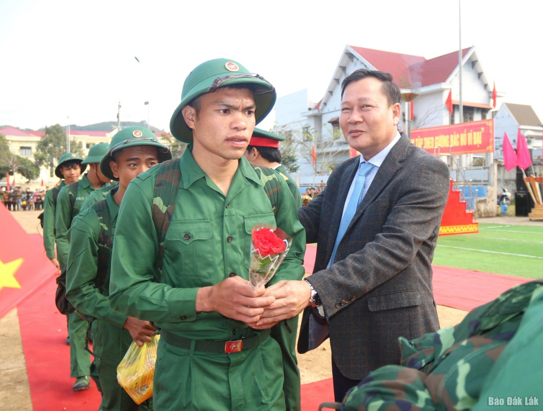 Đồng chí Trần Phú Hùng, Tỉnh ủy viên, Phó Chủ tịch HĐND tỉnh tặng hoa động viên các tân binh lên đường nhập ngũ.