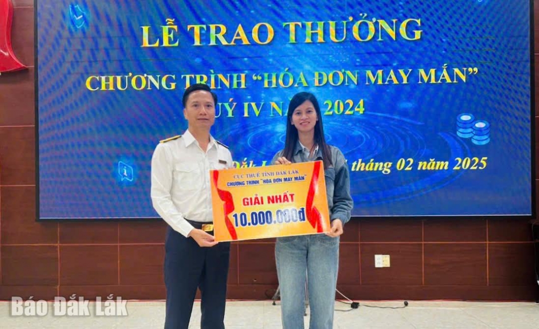 Ông Phạm Thanh Long, Phó Cục trưởng Cục Thuế tỉnh Đắk Lắk trao giải Nhất cho cá nhân trúng thưởng. 