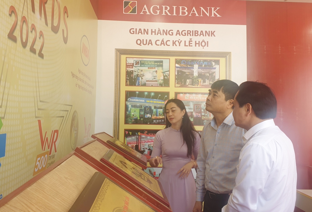 Ông Nguyễn Minh Phương, thành viên Hội đồng thành viên Agribank tham quan gian hàng
