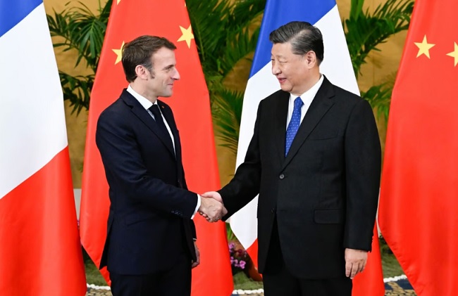 Tổng thống Pháp Emmanuel Macron bắt tay Chủ tịch Trung Quốc Tập Cận Bình tại Bali, Indonesia ngày 15/11/2022. Ảnh: Tân Hoa Xã