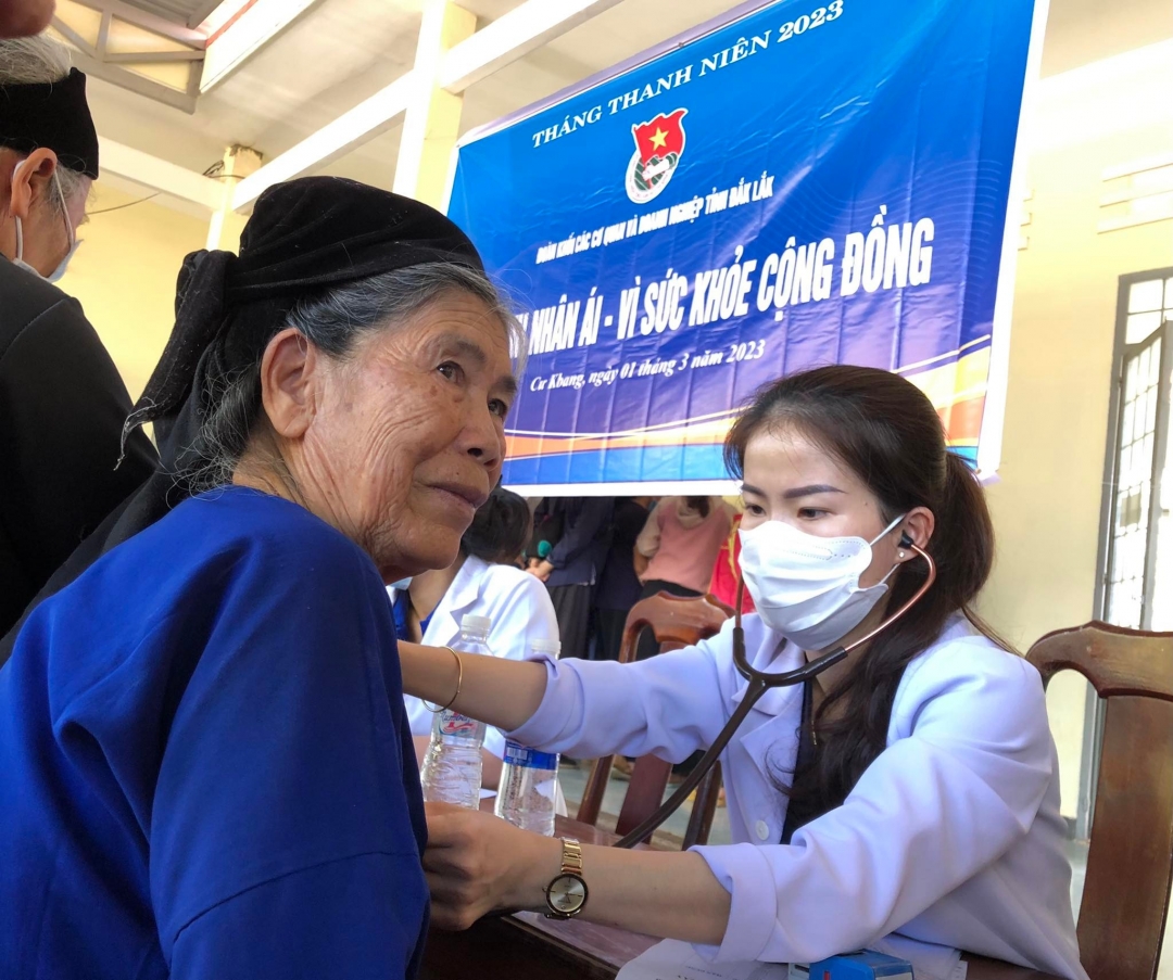 Y bác sĩ khám bệnh cho người dân xã Cư Kbang.