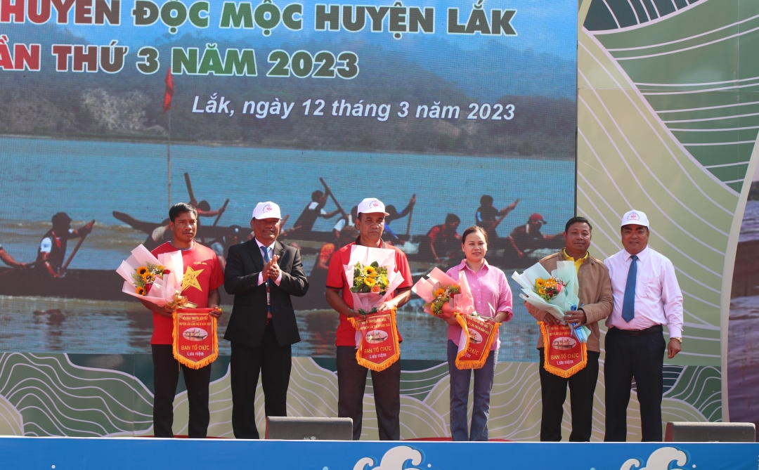 Lãnh đạo huyện tặng cờ lưu niệm cho các đội đua tại lễ khai mạc.