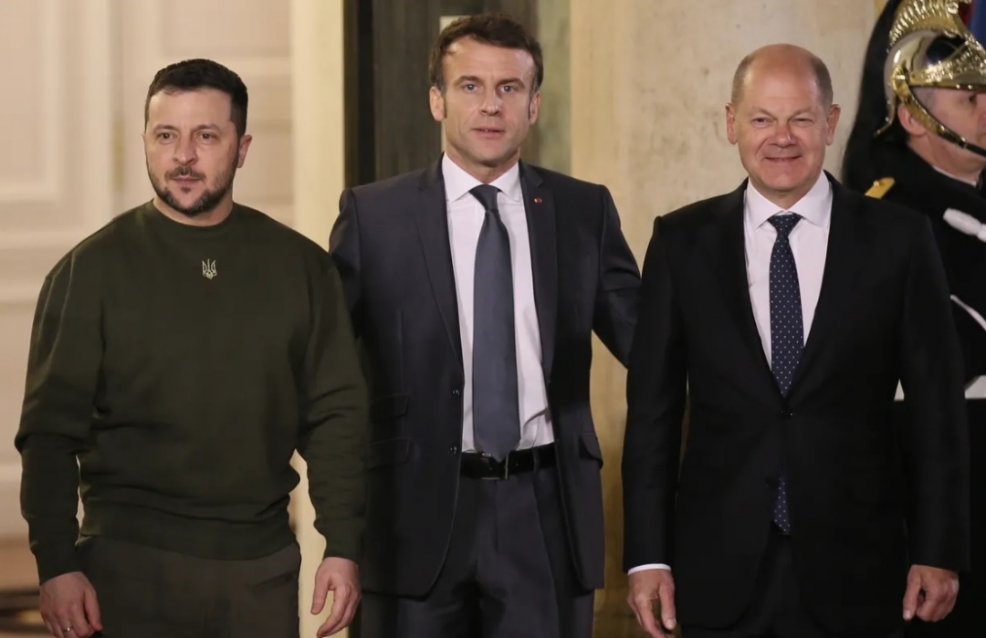 Tổng thống Pháp Emmanuel Macron (giữa) đón Tổng thống Ukraine Volodymyr Zelensky (trái) và Thủ tướng Đức Olaf Scholz tại Điện Elysee. Ảnh: Getty Images