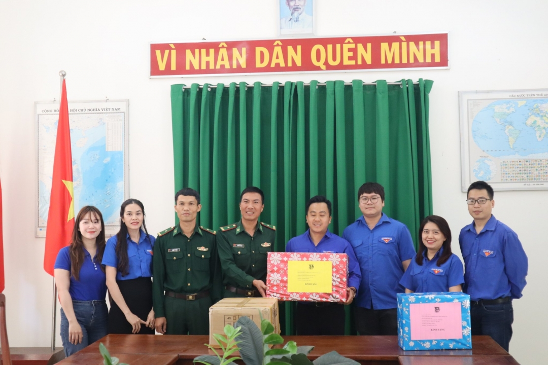 Các đơn vị tặng quà cho bộ đội biên phòng Boheng.