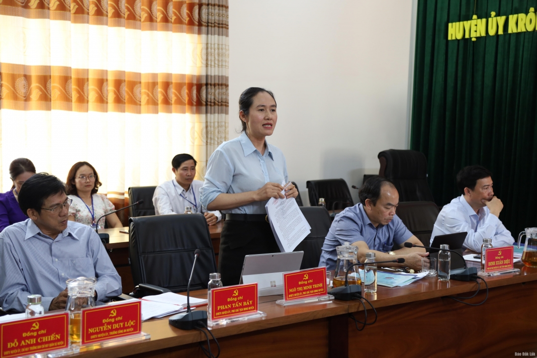 Phó Chủ tịch UBND huyện Krong Pắc Ngô Thị Minh Trinh đặt câu hỏi chất vấn ứng viên dự tuyển.