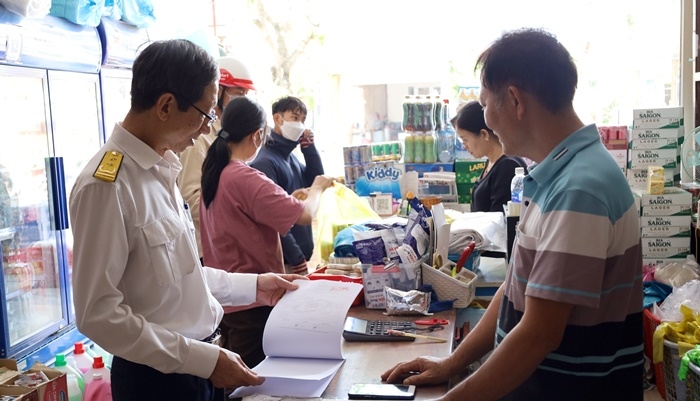 Cán bộ thuế kiểm tra  về thuế tại một hộ kinh doanh trên địa bàn thị trấn Liên Sơn, huyện Lắk