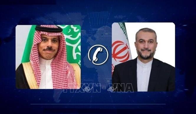 Ngoại trưởng Iran Hossein Amir-Abdollahian (phải) và Ngoại trưởng Saudi Arabia, Hoàng tử Faisal bin Farhan (trái), ngày 23/3. Ảnh: IRNA/TTXVN