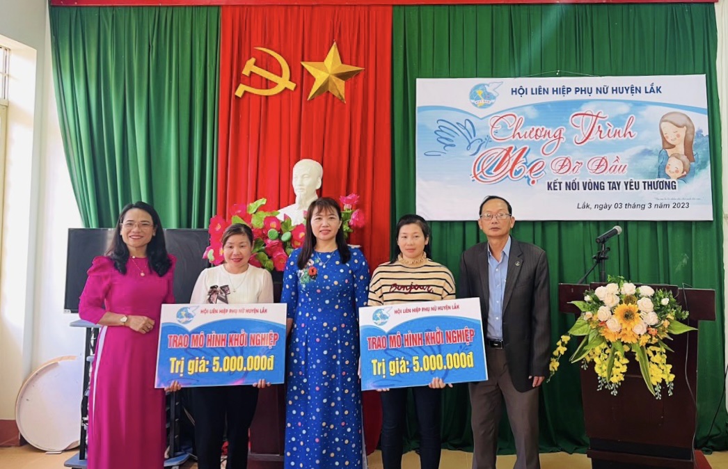 Hội LHPN huyện Lắk trao kinh phí mô hình khởi nghiệp cho chị em, phụ nữ tại địa phương.