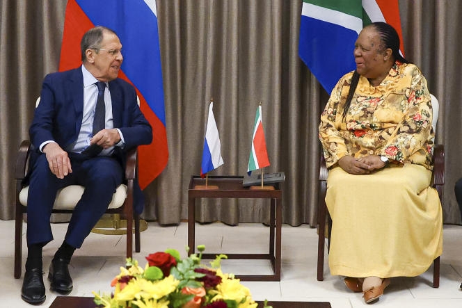 Ngoại trưởng Nga Sergey Lavrov (trái) và người đồng cấp Nam Phi Naledi Pandor tại cuộc gặp ở Pretoria vào tháng 1/2023. Ảnh: AP