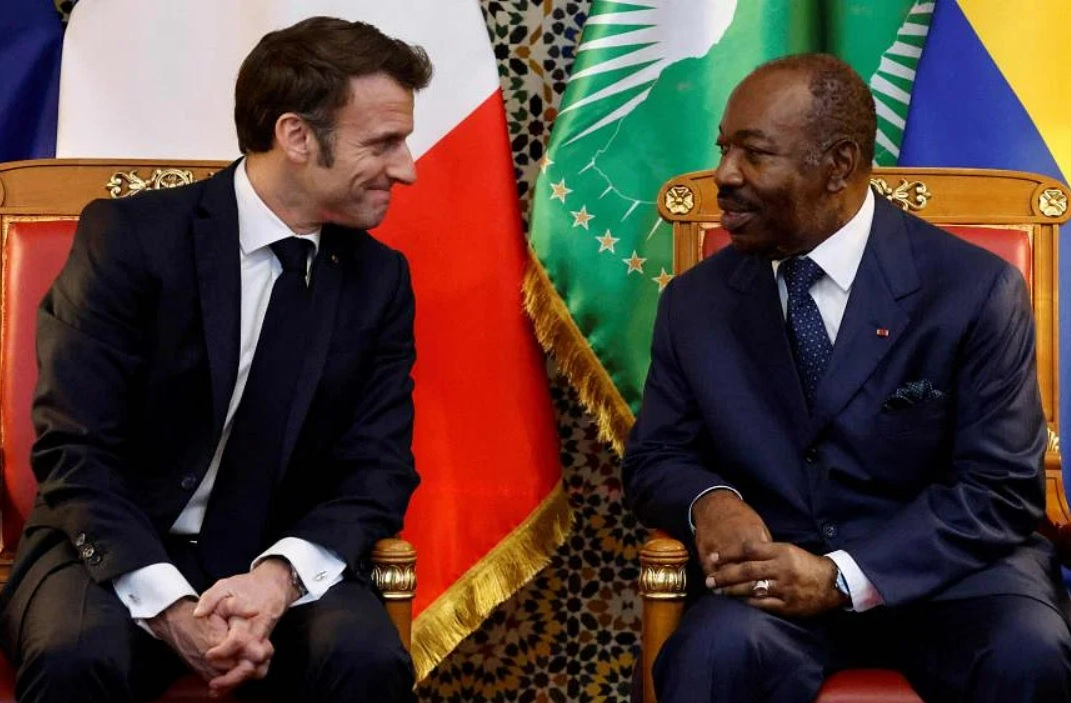 Tổng thống Pháp Emmanuel Macron (trái) có chuyến công du châu Phi ở Gabon, gặp Tổng thống Ali Bongo Ondimba ở Libreville để hội đàm song phương. Ảnh: AFP