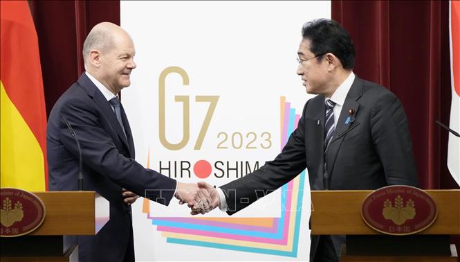 Thủ tướng Nhật Bản Fumio Kishida (phải) trong cuộc họp báo chung với Thủ tướng Đức Olaf Scholz tại Tokyo, ngày 18/3. Ảnh: Kyodo/TTXVN