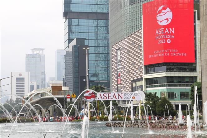 Ápphích cổ động Năm Chủ tịch ASEAN Indonesia 2023 tại Vòng xoay trung tâm HI ở thủ đô Jakarta. Ảnh: TTXVN