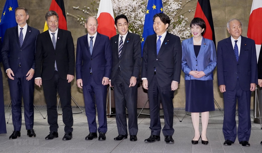 Thủ tướng Nhật Bản Fumio Kishida (thứ 4, phải) và Thủ tướng Đức Olaf Scholz (thứ 3, trái) đang ở thăm Tokyo chụp ảnh chung cùng các thành viên chủ chốt của Chính phủ hai nước trong cuộc tham vấn, ngày 18/3. Ảnh: Kyodo/TTXVN