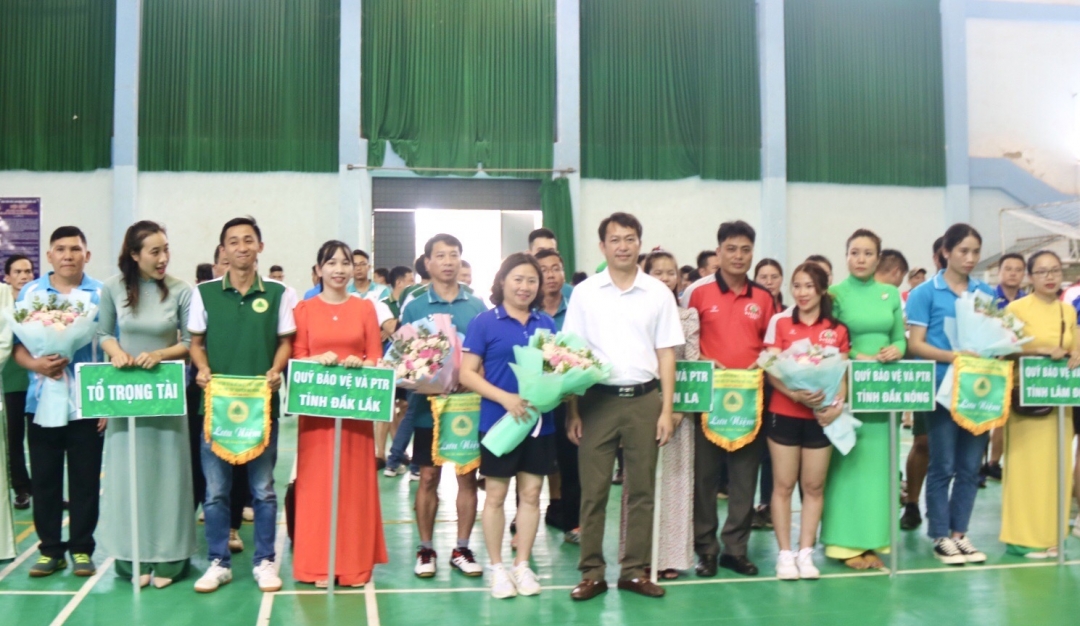 Nguyễn Minh Chí, Phó Chủ tịch Hội đồng Quản lý Quỹ, Giám đốc Quỹ bảo vệ và phát triển rừng tỉnh Đắk Lắk trao cờ lưu niệm cho các đội tham gia hội thao.