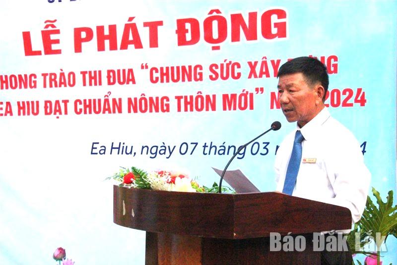 Bí thư Đảng ủy xã Ea Hiu Võ Hữu Chút phát động thi đua.