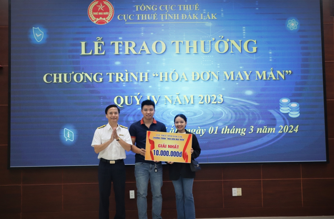 Phó Cục trưởng Cục Thuế tỉnh Phạm Thanh Long trao giải Nhất cho hộ kinh doanh trúng thưởng.