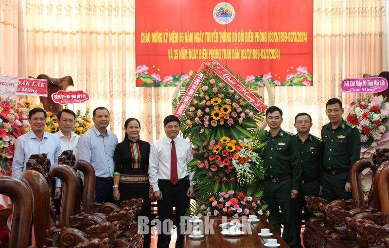
Phó Bí thư Thường trực Tỉnh ủy Phạm Minh Tấn cùng đoàn công tác tặng hoa chúc mừng cán bộ, chiến sĩ Bộ đội Biên phòng tỉnh.