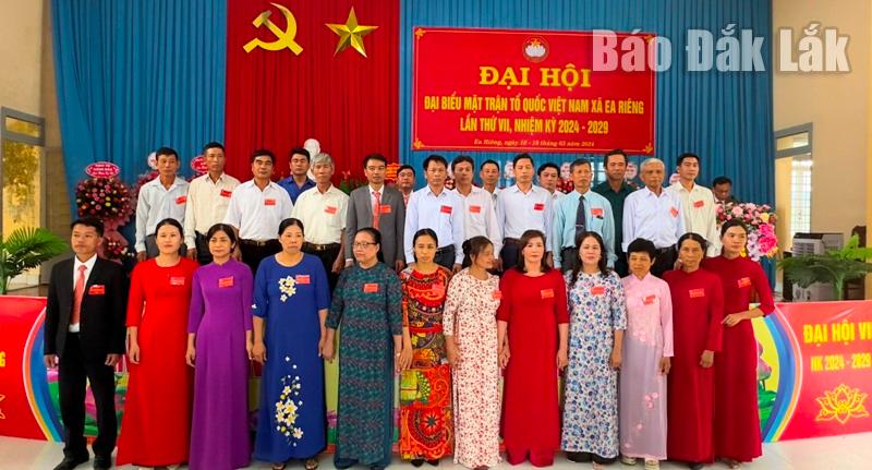 Thành viên Ủy ban MTTQ Việt Nam xã Ea Riêng nhiệm kỳ 2024 - 2029 ra mắt đại hội.