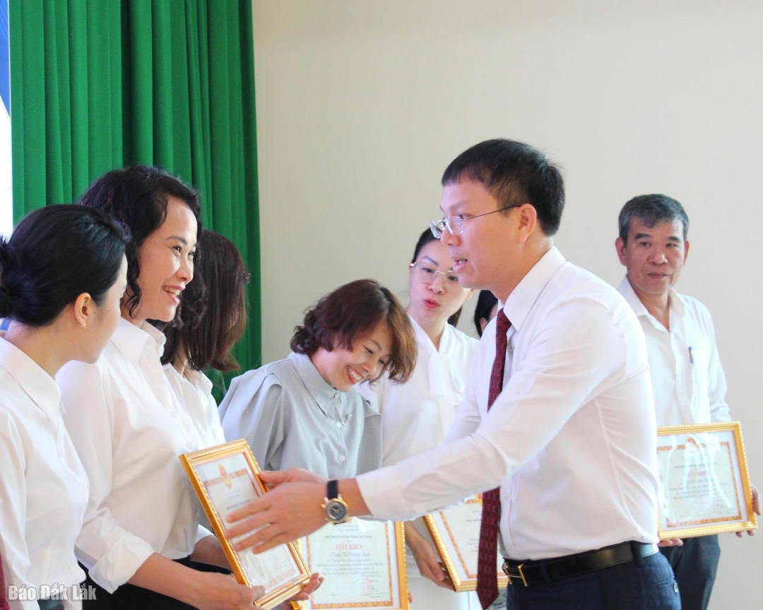 Đại diện Trường Đại học Luật Hà Nội trao Giấy khen tặng các cá nhân xuất sắc.