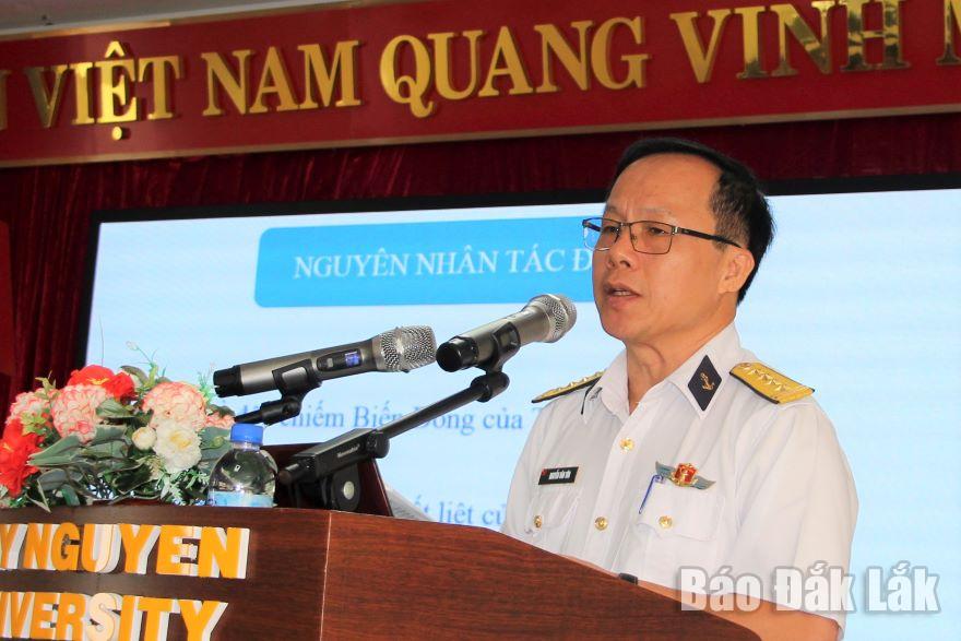 Đại tá Nguyễn Văn Tôn, Phó Chủ nhiệm Chính trị Học viện Hải quân thông tin về tình hình biển, đảo.