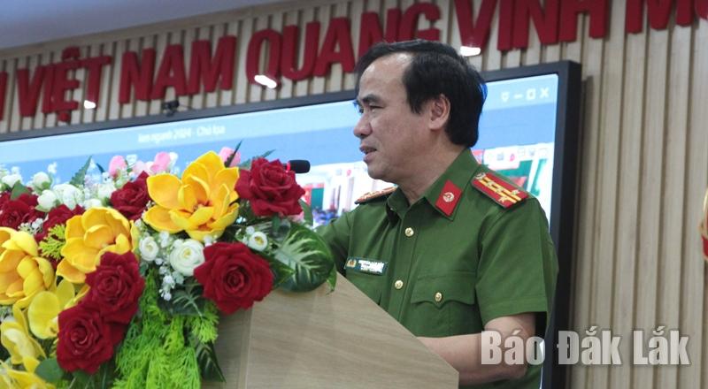 Đại tá Nguyễn Văn Bôn, Phó Giám đốc Công an tỉnh phát biểu tại hội nghị.