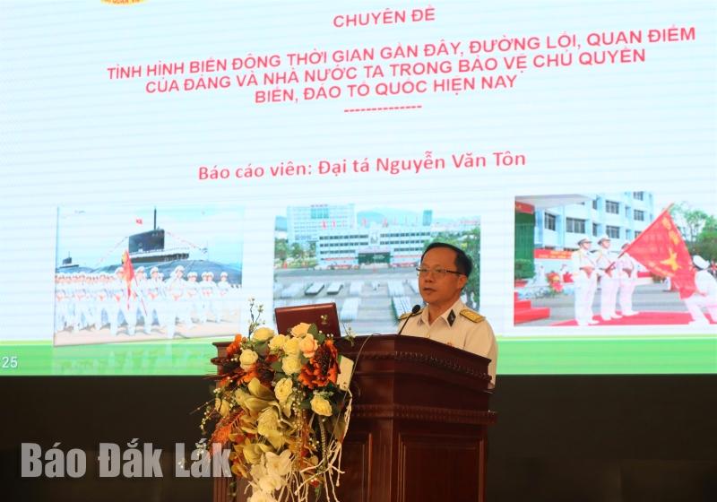 
Đại tá Nguyễn Văn Tôn, Phó Chủ nhiệm chính trị Học viện Hải quân thông tin về tình hình biển, đảo tại hội nghị.
