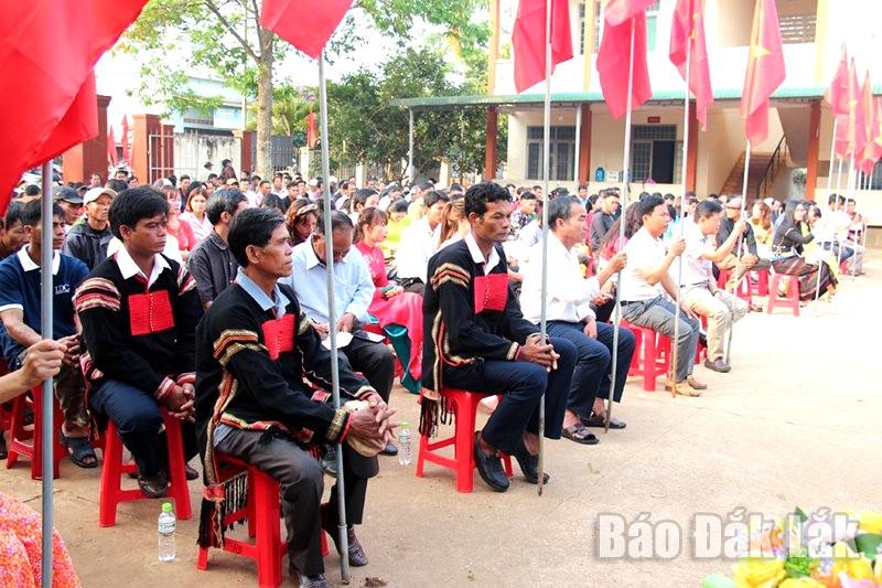 Cán bộ và nhân dân xã Ea Hiu tham dự buổi lễ.