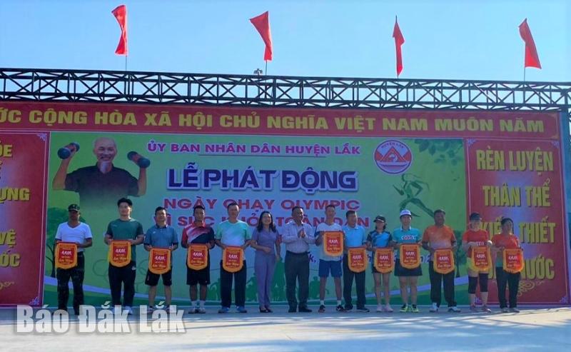 Ban Tổ chức trao giải cho các vận động viên tham gia Giải Việt dã huyện Lắk năm 2024.