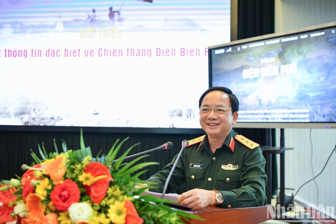 Thượng tướng Trịnh Văn Quyết, Phó Chủ nhiệm Tổng cục Chính trị Quân đội nhân dân Việt Nam, chia sẻ tại buổi giới thiệu Đợt thông tin đặc biệt về Chiến thắng Điện Biên Phủ trên Báo Nhân Dân. (Ảnh: Thành Đạt)