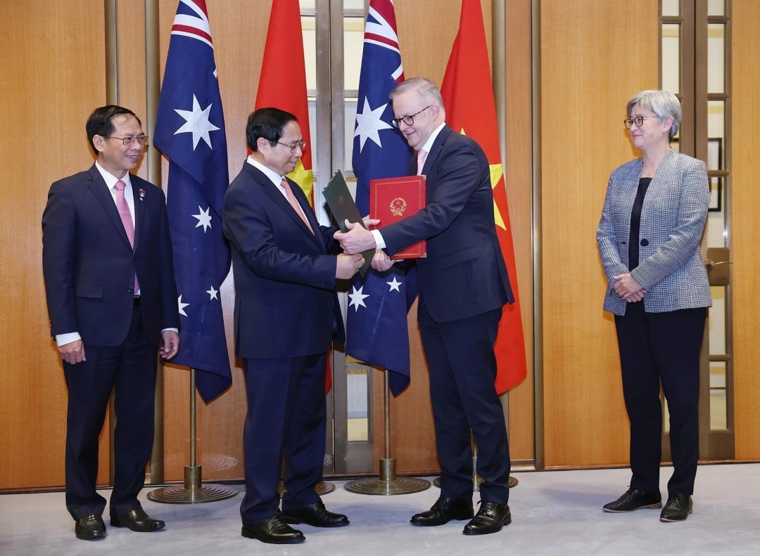 Thủ tướng Phạm Minh Chính và Thủ tướng Australia Anthony Albanese trao văn kiện về thiết lập quan hệ Đối tác Chiến lược Toàn diện. (Ảnh: Dương Giang/TTXVN