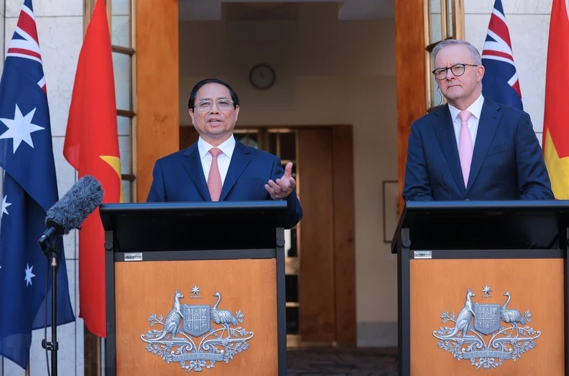 Thủ tướng Phạm Minh Chính và Thủ tướng Anthony Albanese gặp gỡ báo chí và công bố thiết lập quan hệ Đối tác Chiến lược toàn diện Việt Nam-Australia. (Ảnh: Dương Giang/TTXVN