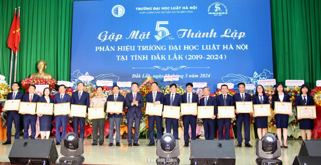 Bộ trưởng Bộ Tư pháp Lê Thành Long tặng Bằng khen cho Trường Đại học Luật Hà Nội phân hiệu tại Đắk Lắk.