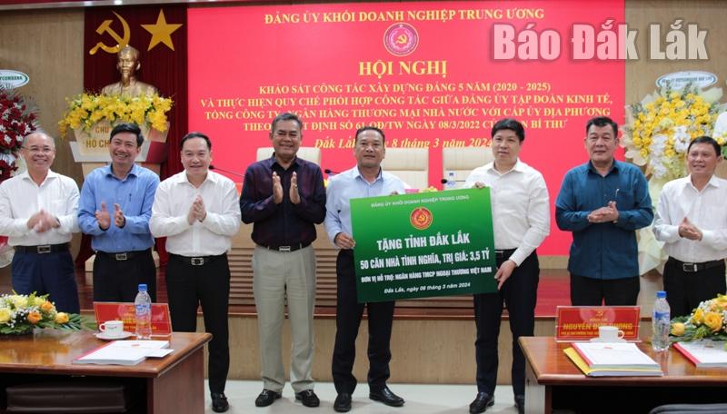 Đại diện lãnh đạo Đảng ủy Khối Doang nghiệp Trung ương trao kinh phí tặng tỉnh Đắk Lắk.  