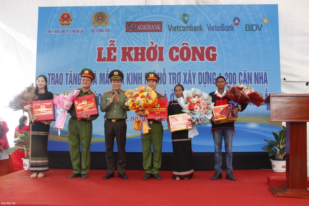 Thượng tướng Lương Tam Quang, Thứ trưởng Bộ Công an trao hoa, quà tặng côgn an huyện Cư Mgar, chính quyền thị trấn Ea Pốk và các gia đình được bàn giao nhà.